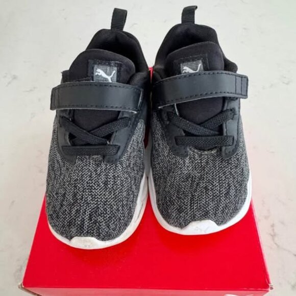 Size 7 Toddler Puma Shoes - Picture 2 of 3